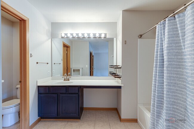 Building Photo - 708 Valley View Ct