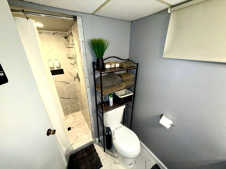 Building Photo - 6525 Kenova St