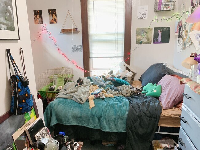 Building Photo - PRELEASE: 7 bdrm/2 bath in the York Neighborhood!