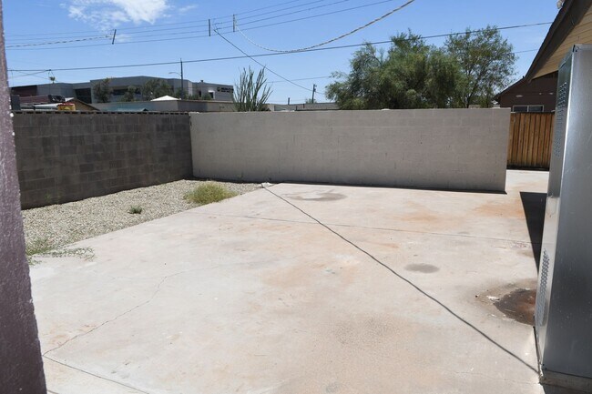 Building Photo - 1339 E Glenrosa Ave