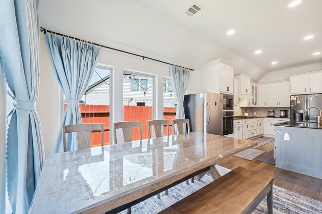 Building Photo - 2106 Stargrass Dr