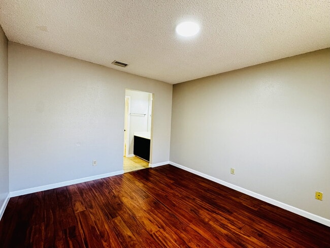 Building Photo - 2 bed, 2 bath, 2 Car Garage, 1-story