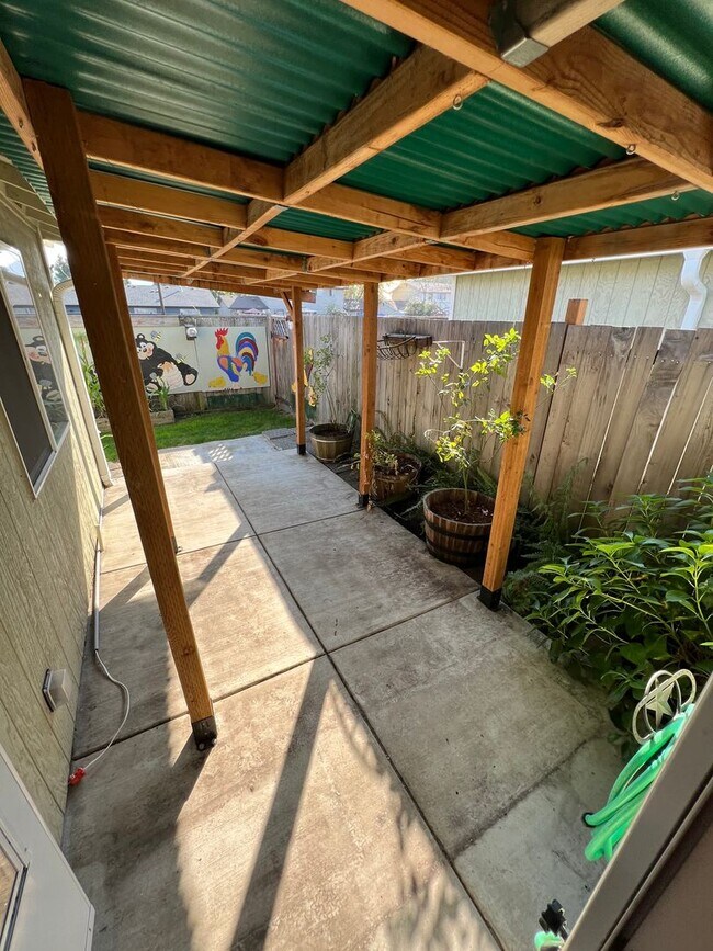 Building Photo - 2-bedroom 1-bathrroom Duplex