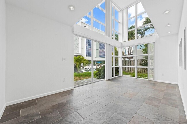 Building Photo - Southeast 15th Street, Fort Lauderdale, FL 33316 - 2 BR 2 BA single-family home