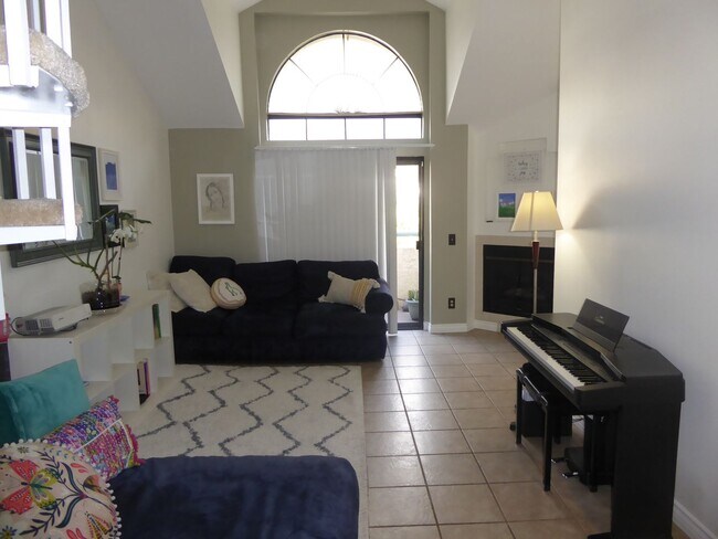 Building Photo - 2 Bedroom + Loft Condo for Rent in Canyon Country!