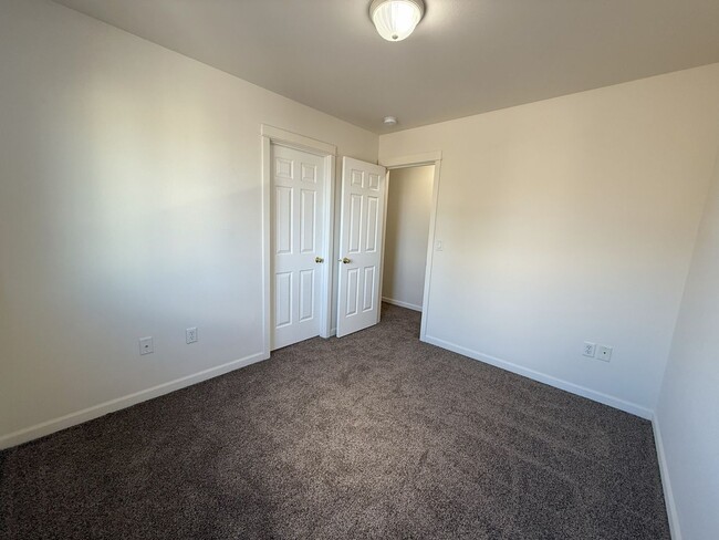 Building Photo - FANTASTIC 3 BEDROOM AND 2.5 BATHROOM TOWNHOUSE IN REDMOND!