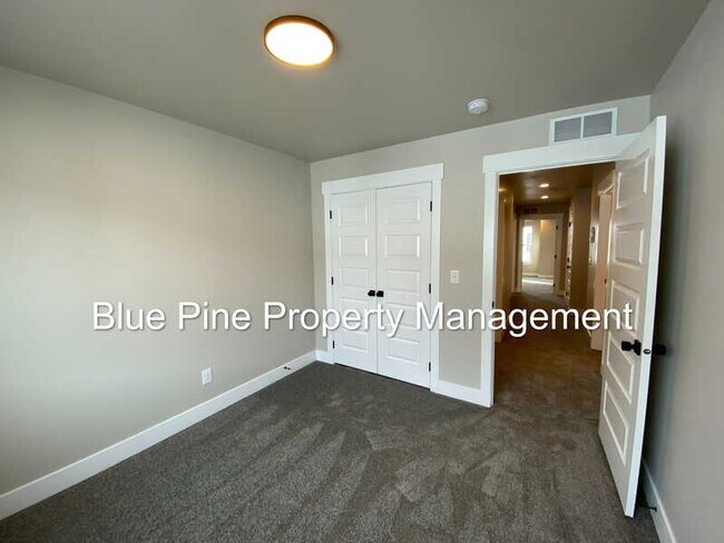 Building Photo - 2890 Sunburst Dr
