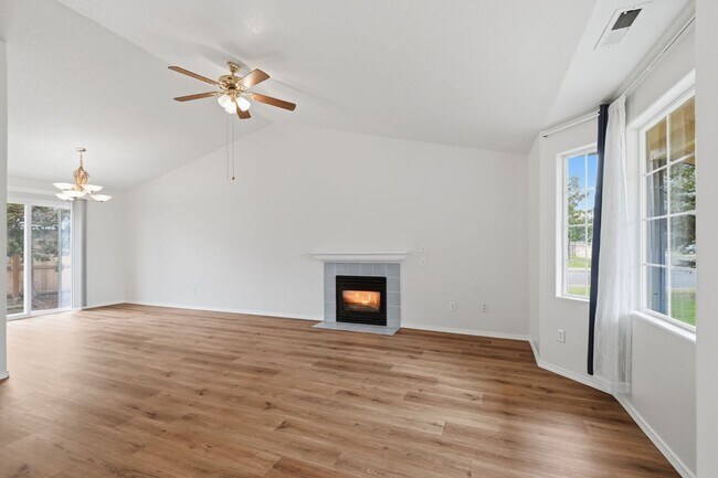 Building Photo - 313 S Nectarine St