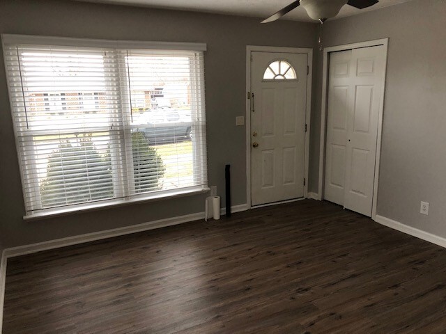 Great Room/Front Door - 6911 Longlake Dr