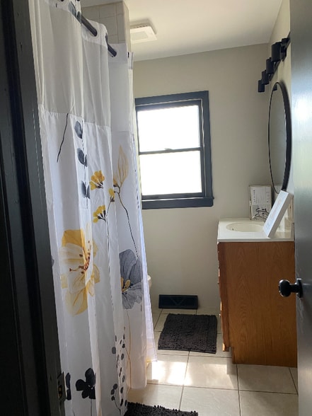 Building Photo - 6017 N Howard Ave