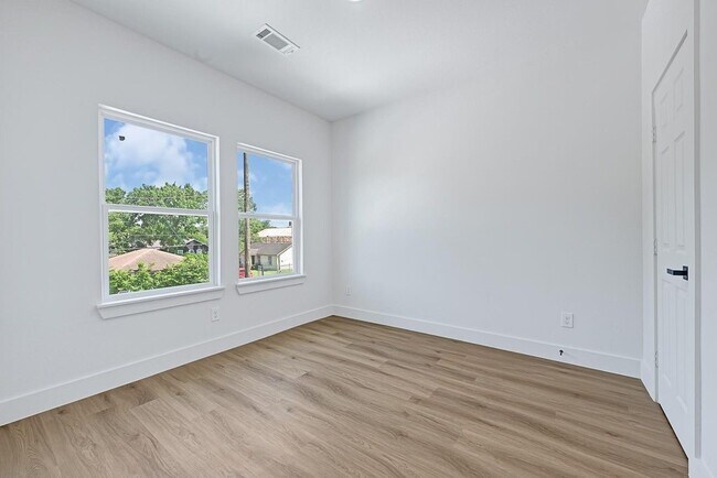 Building Photo - 6726 Dumble St