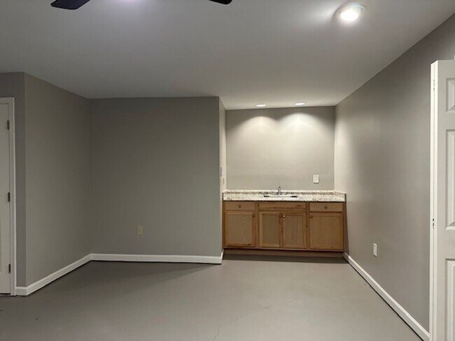 Building Photo - 2033 A Raleigh Rd