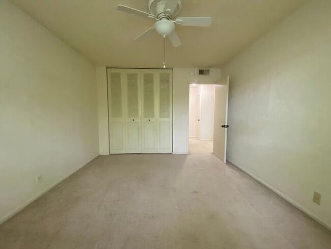 Building Photo - Wonderful Bellevue Condo in Creekside Meadows!