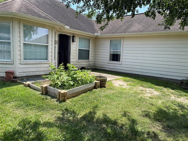 Building Photo - 22907 Sebastian Dr