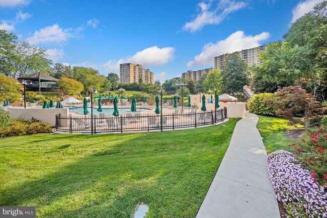 Building Photo - 307 Yoakum Pkwy