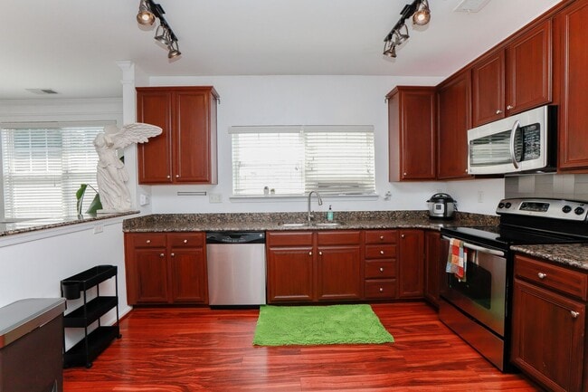 Building Photo - Riverside  Condo-RARE-Ready Jan 26