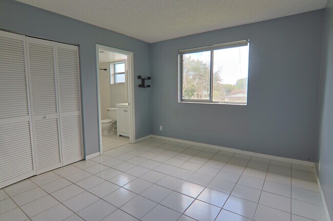 Building Photo - 719 Gardens Dr
