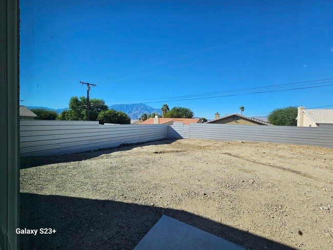 Building Photo - CHARMING NEWER CONTEMPORARY 3 BED/2 BATH AVAILABLE NOW