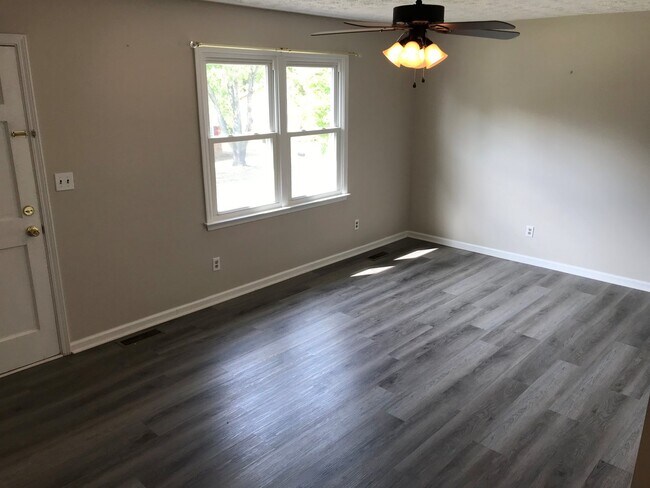Building Photo - Move In Ready 3 Bedroom Brick Home