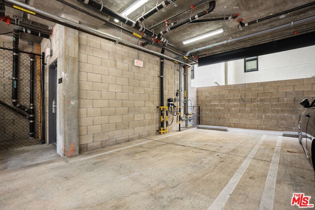 Building Photo - 5813 Lexington Ave