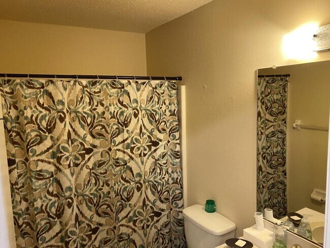 Building Photo - 493 N Sams Point