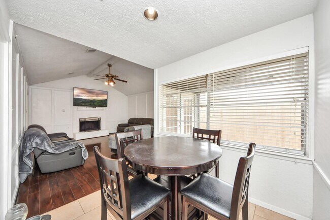 Building Photo - 1415 Parry-Sound