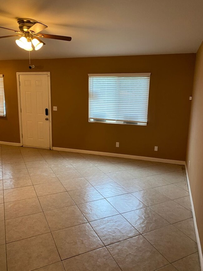 Building Photo - Lake Elsinore 2-Bedroom Home – $1,899 Limi...