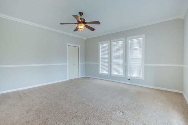 Building Photo - Available Now!  Affordable, Move-In Ready Home close to Interstate & Downtown Columbus.