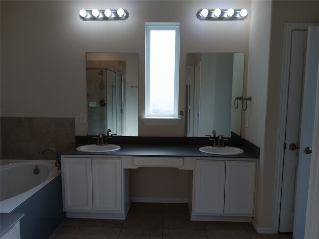 Building Photo - 24722 Lake Basin Ct