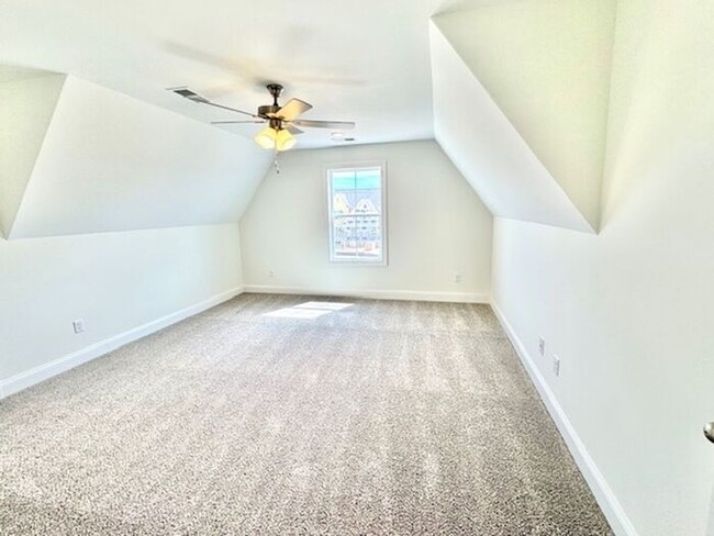 Building Photo - Move In Special! Half off June Rent with M...