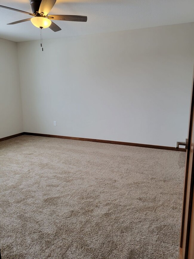 Building Photo - Middle Unit Townhouse