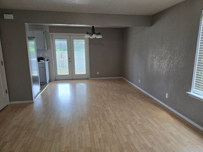 Building Photo - 3 bed 2 bath   Home for Rent in Grants Pass