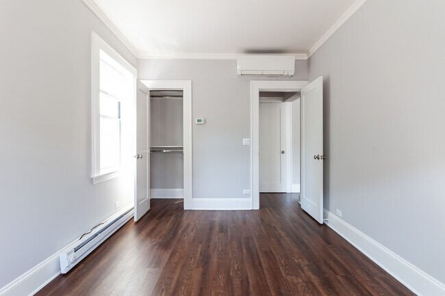 Building Photo - 827 W Lakeside Pl