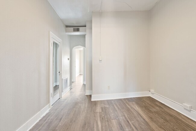 Building Photo - 2022 1/2 College St - Cedar Falls