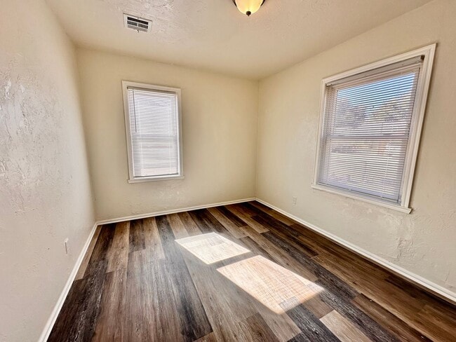 Building Photo - Newly Remodeled Home with Move-In Special!