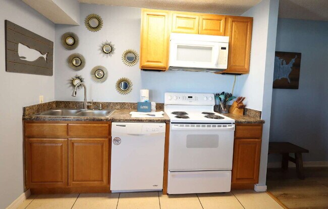 Building Photo - "Coastal Comfort Awaits: Furnished 2-Bed Condo with Pool in Destin!"