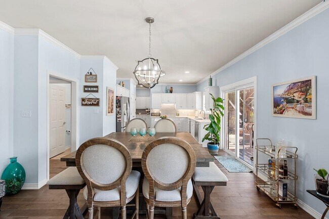 Building Photo - 1207 Lakeway Dr