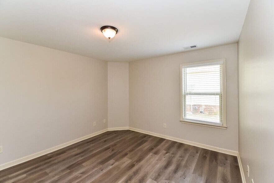 Building Photo - 1000 Cureton Dr