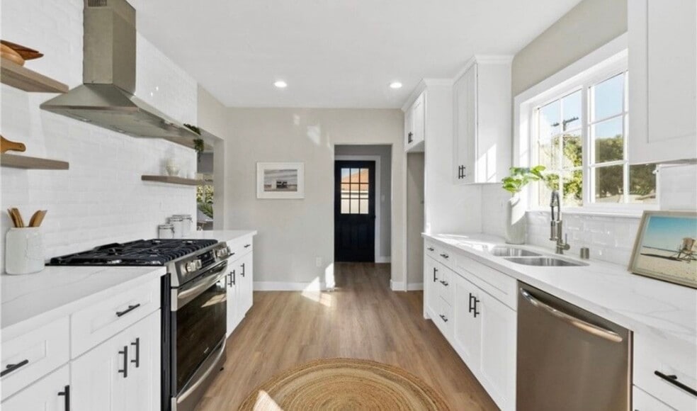 Building Photo - 713 W 118th St