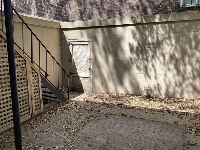 Building Photo - 431 Barnard St