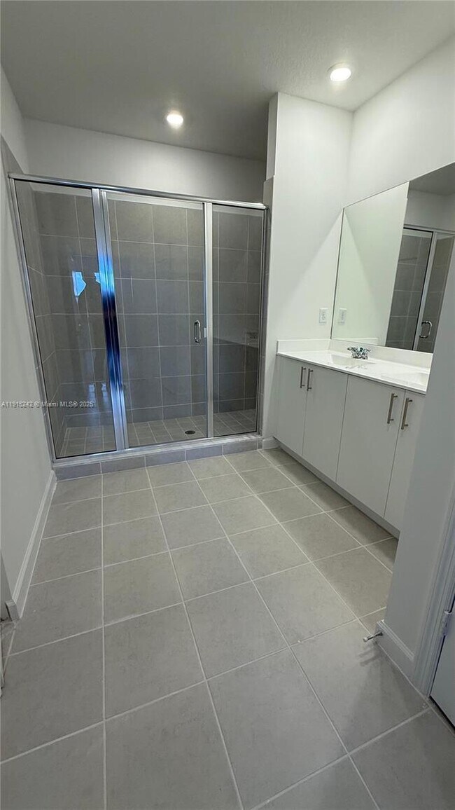 Building Photo - 2984 SE 23rd Ave