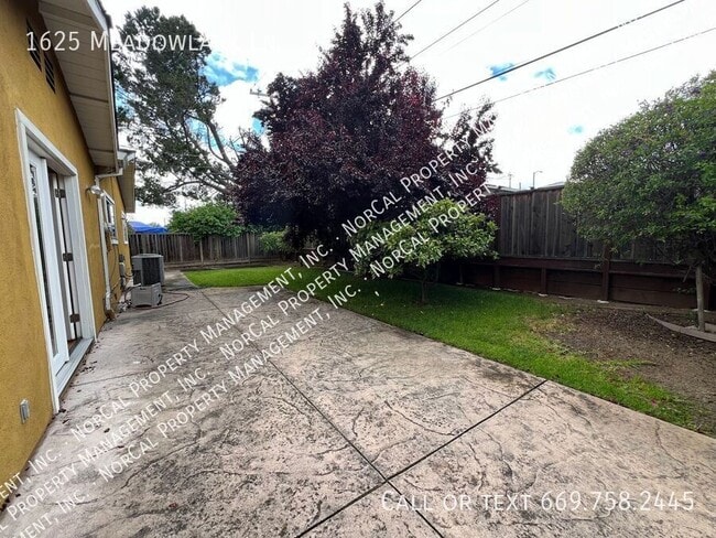 Building Photo - 1625 Meadowlark Ln