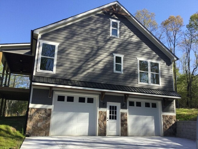 Building Photo - Private 3/2 in Harrison Coming SOON! Must ...