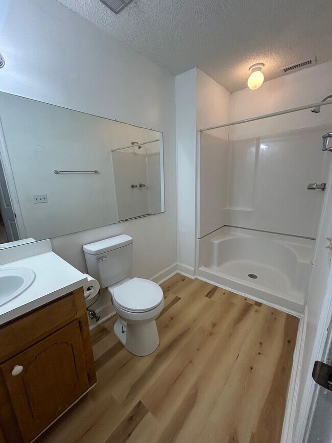 Building Photo - 10 Crescent Ln