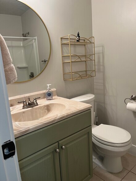 Building Photo - 2122 Colonial Ln