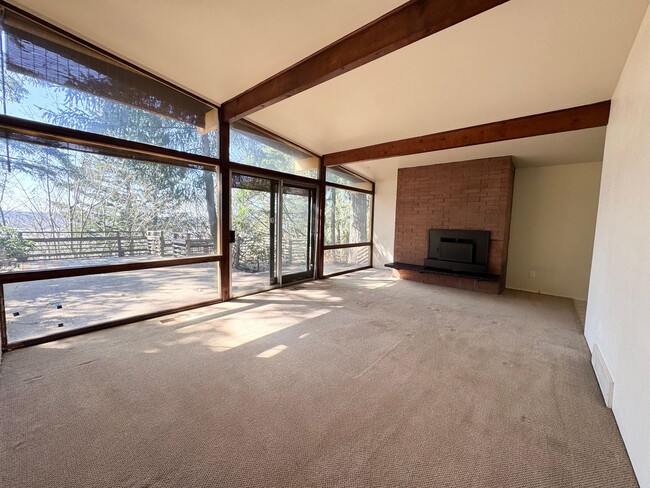 Building Photo - Mid-century modern view 3 bed house on top private drive with view of valley