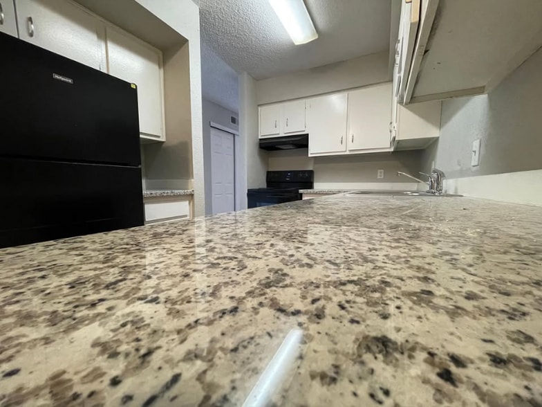 Building Photo - 5625 Antoine Dr