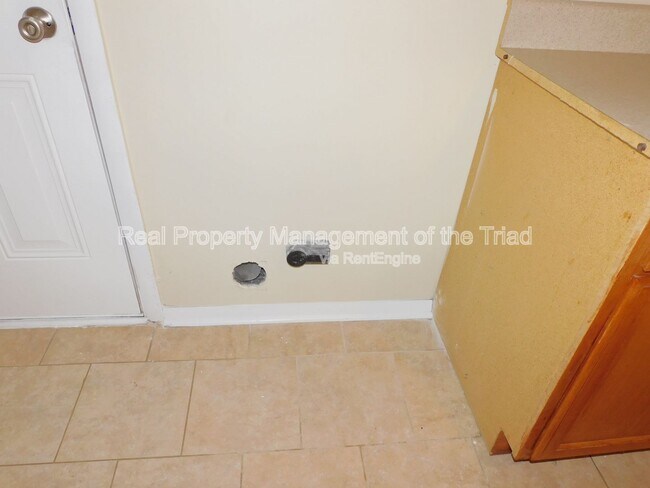 Building Photo - 2405 E Florida St