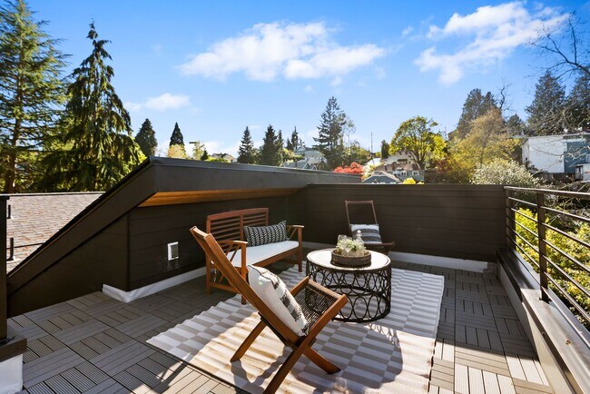 Building Photo - Modern Elegance in the Heart of Wallingford