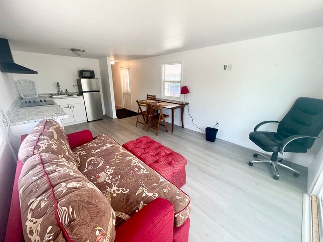 Building Photo - 2581 Oleander St